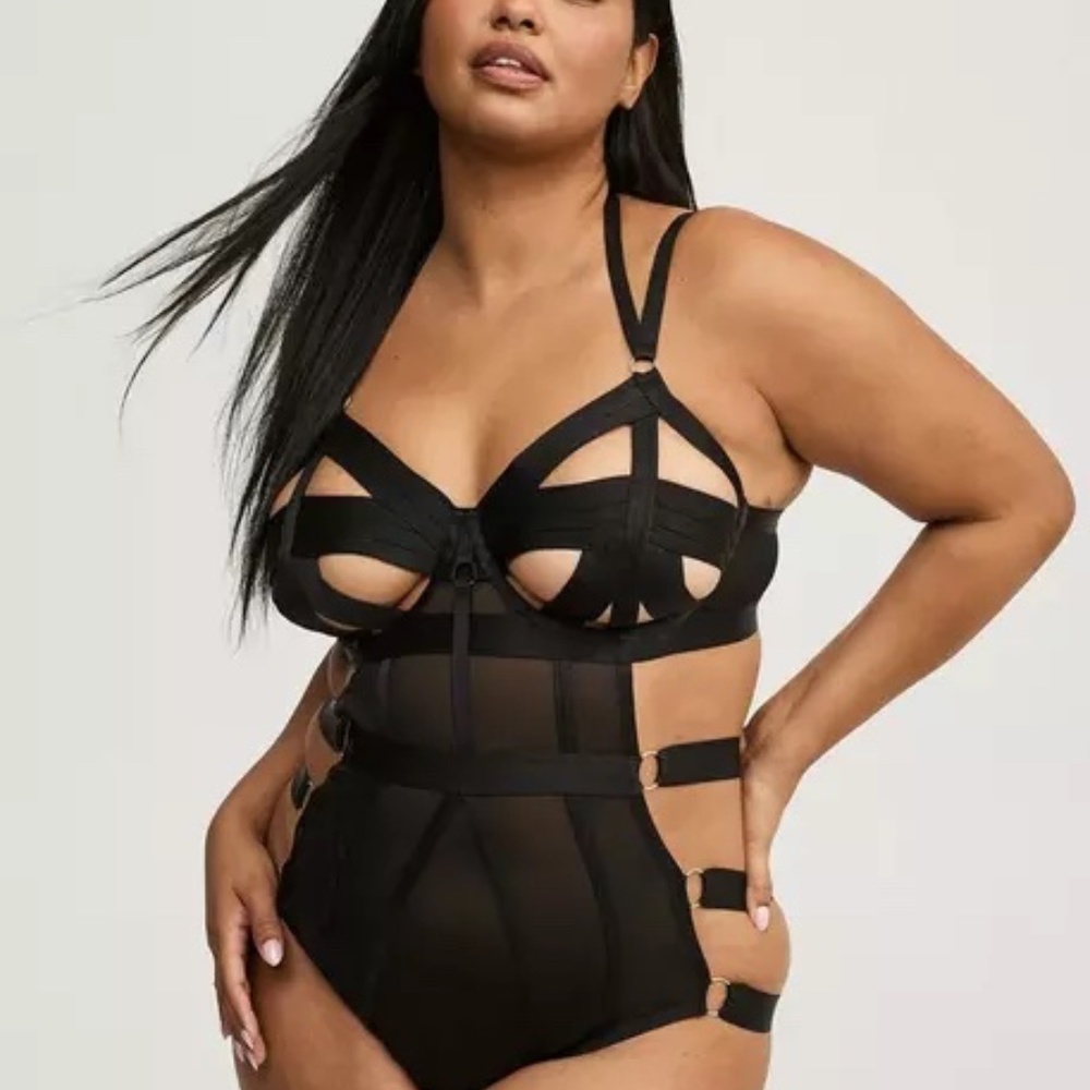 ❤️Torrid Strappy Cut-Out Bodysuit size 3 NWT